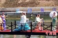 辽宁沈阳：杏花仙子醉美舞动千亩杏花林