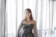 身材真“有料”！45岁胡静长得真漂亮，女人味十足！