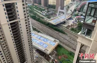 武汉万吨级“空中巨无霸”成功转体跨越京广铁路线
