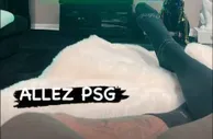 心系球队！内马尔在家观看巴黎对拜仁的欧冠比赛