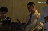 父子局！C罗与迷你罗一同在现场观看拳击比赛