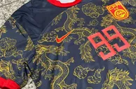 ????耐克再度为国足设计黑金龙纹球衣，足协以与纹身过于相似拒绝