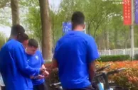大个头配小车，武汉三镇五外援在青岛街头骑单车溜达