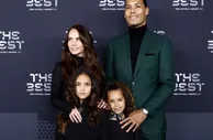 ????罕见合照！范迪克带老婆孩子出席FIFA颁奖典礼，平时超低调