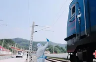 陆海新通道中老铁路首列整车出口班列出境