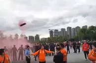 太吓人了！球迷对峙????️泰山球迷赛前在场外被烟雾弹砸中