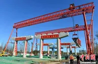 京雄高速公路三工区首榀箱梁架设成功