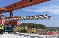 我国在建最东端快速铁路改造工程铺轨