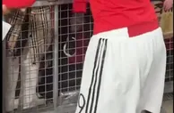 展现亲和力！瓦拉内赛后来到场边将球衣送给小球迷
