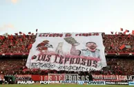 伟大从这里开始！纽维尔老男孩球迷展示梅西巨型TIFO，致敬梅西