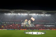 致敬！特拉布宗球迷展示Tifo：救援队救出婴儿，安全帽印各国国旗
