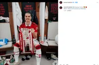 萨比策社媒晒与联赛杯合影：带它回家！