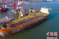 世界大吨位新型海上浮式生产储卸油船从南通拖带出江