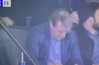 在干嘛????镜头突然给到，切尔西老板伯利赶紧把横着的手机收起来