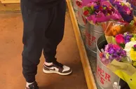 比耶✌????王霜晒手捧鲜花图：今天祝大家妇女节快乐