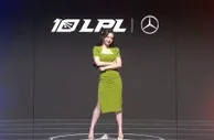 姆总看了也流泪..电竞女主持余霜模仿姆巴佩庆祝????你给打几分？