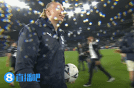 好基友！哈兰德赛后将比赛用球借给格拉利什把玩⚽