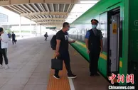 内蒙古首开“绿巨人”动车组列车 内蒙古—陕西进入“动车时代”