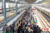 云南铁路春节假期共发送旅客84万人次 同比增长三成