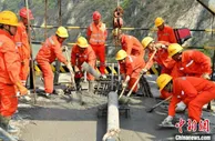 四川峨眉汉源高速公路峨边大渡河特大桥顺利合龙