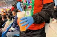 喝着啤酒看着球！青岛主场向球迷出售啤酒，凭票限购一杯
