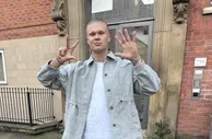 太秀了！哈兰德比出“35”手势，庆祝打破英超球员单赛季进球纪录