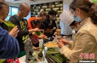 端午假期第二天：游客黄山之巅乐享趣味民俗