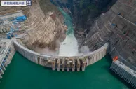 金沙江白鹤滩水电站首批机组正式投产发电
