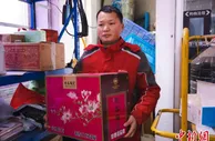 快递小哥演绎“速度与激情” “配送”温暖与幸福