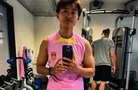 王霜社媒晒身穿国足训练服自拍照：小粉一穿，秒变金刚芭比·王