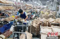 “中国衣架之都”广西荔浦：小作坊闯出国际大市场