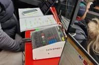 记者：马奎尔在包厢与英格兰助教聊天 红魔死忠喊格雷泽家族滚蛋
