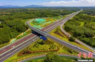 广东阳茂高速公路改扩建项目近半路面已具备通行条件
