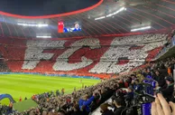 气氛浓烈！拜仁球迷现场拼出巨型FCB图案