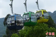 中国旅游市场加速回暖 清明假期出行热潮高涨