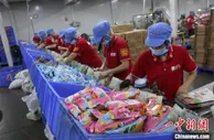 广西螺蛳粉厂研发全自动机器人包装生产线  供货翻倍