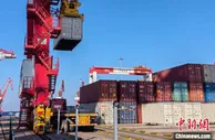 山东港口威海港全自动集装箱堆场投入运行
