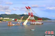 珠海金海特大桥第三座钢塔吊装完成