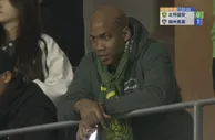 前NBA球星、现北京北控主帅马布里现场支持北京国安