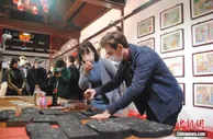 包饺子、画脸谱、学武术……老外变身中国迷