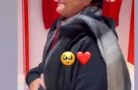 一人进厂全家开心！若鸟母亲看到儿子的阿森纳球衣后激动落泪