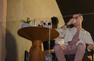 ????闲暇之余观看拳赛，C罗手拿咖啡目视前方