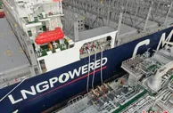 中国港口首次实现LNG“船到船”同步加注作业