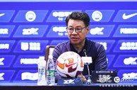 申花对泰山赛前发布会，主教练吴金贵携球员吴曦一起出席