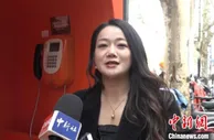上海街头公用电话亭变身“打车亭”
