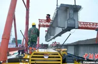久马高速首片梁成功架设 全线预计2024年建成通车
