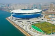 大连梭鱼湾足球场通过竣工验收，是全国唯一三面环海的海边足球场