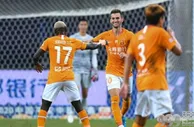 足球赛报：总比分3-2！卓尔疯狂庆祝，赢下2场生死战保级，埃弗拉拼到抽筋