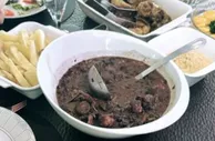 ????这吃的啥？？内马尔晒照+流口水表情：米饭，还有feijuca....