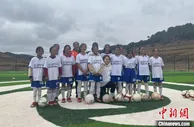 中国女足球员走进凉山“云端小学” 鼓励女足小将追梦